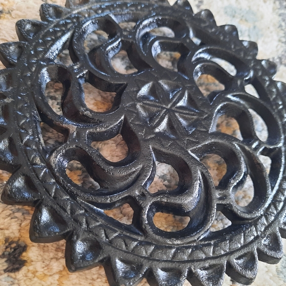 John Wright cast iron round trivet. - Picture 2 of 7